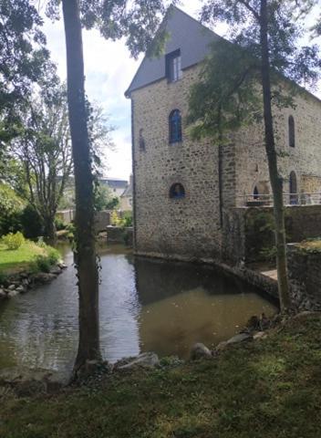 Le Moulin De Meral Montsurs Bagian luar foto