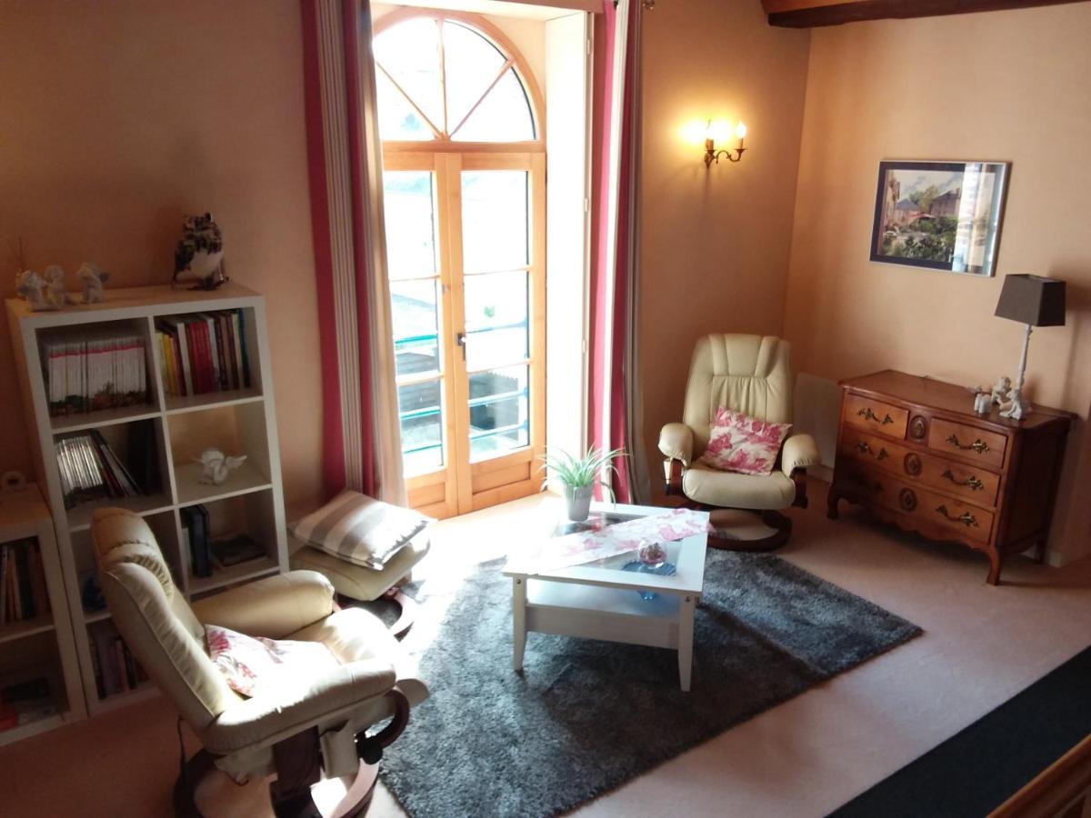 Le Moulin De Meral Montsurs Bagian luar foto