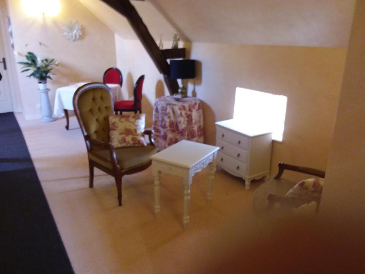 Le Moulin De Meral Montsurs Bagian luar foto