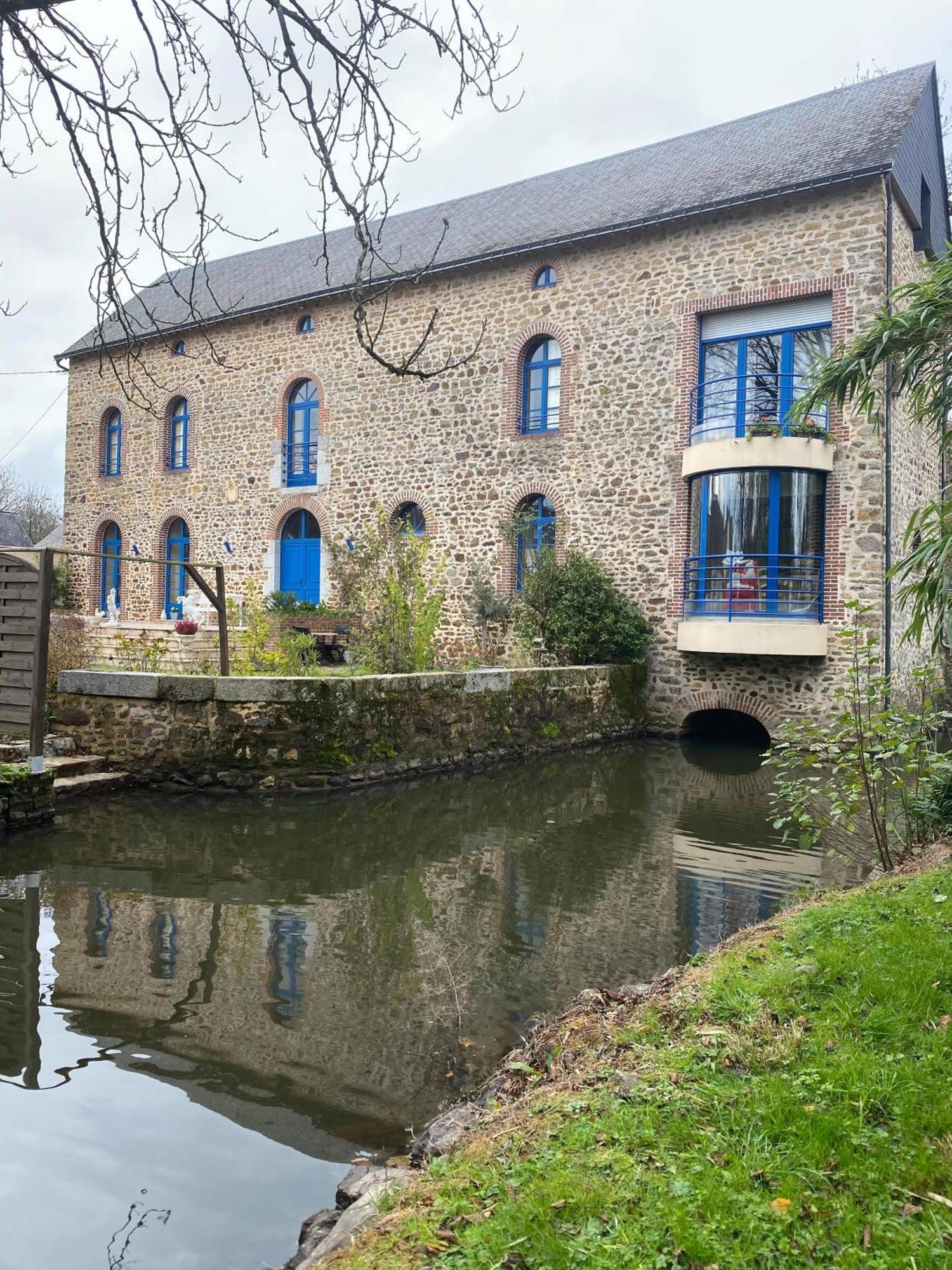 Le Moulin De Meral Montsurs Bagian luar foto
